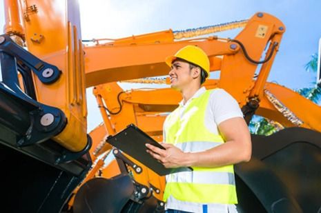 Inspektion einer Baumaschine vor dem Kauf auf einer Auktion.