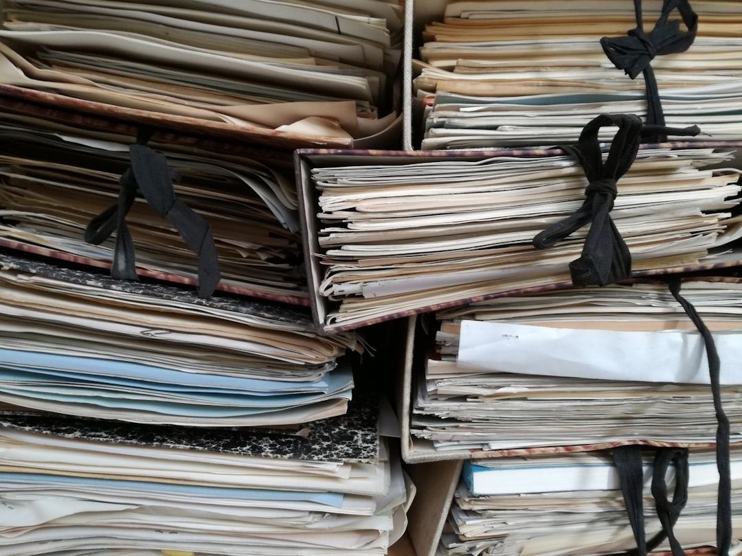 Dicht gestapelte Papierdokumente und Akten in offenen Archivboxen